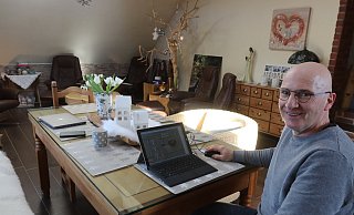 Hans Kleine im Homeoffice in Hüllhorst. Vom Esstisch aus kann er das Klärwerk steuern. - Dirk Windmöller Hans Kleine im Homeoffice in Hüllhorst. Vom Esstisch aus kann er das Klärwerk steuern. - Dirk Windmöller