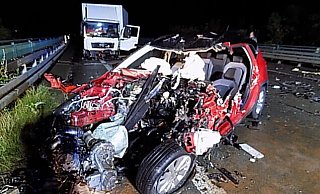 Für den Autofahrer kam jede Hilfe zu spät. - Feuerwehr Warburg Für den Autofahrer kam jede Hilfe zu spät. - Feuerwehr Warburg
