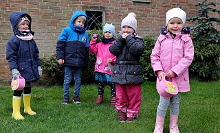 Lucie, Jonas, Isabell, Marie-Sophie und Frieda freuten sich über die Ostereier, die an der Herringhauser Kirche am Ostermontag versteckt waren. - FRANK-MICHAEL KIEL-STEINKAMP Lucie, Jonas, Isabell, Marie-Sophie und Frieda freuten sich über die Ostereier, die an der Herringhauser Kirche am Ostermontag versteckt waren. - FRANK-MICHAEL KIEL-STEINKAMP