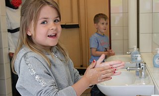Isabella und Jules waschen sich die Hände und singen dabei zweimal hintereinander „Happy Birthday". So können sie einschätzen, wie lange das Waschen dauern soll, um wirksam zu sein. - Britta Bohnenkamp-Schmidt Isabella und Jules waschen sich die Hände und singen dabei zweimal hintereinander „Happy Birthday". So können sie einschätzen, wie lange das Waschen dauern soll, um wirksam zu sein. - Britta Bohnenkamp-Schmidt