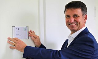 Michael Stickeln mit dem Namensschild am Eingang zu seinem neuen Büro „F 2“ im Höxteraner Kreishaus. - Simone Flörke Michael Stickeln mit dem Namensschild am Eingang zu seinem neuen Büro „F 2“ im Höxteraner Kreishaus. - Simone Flörke