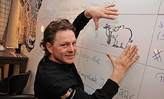 Denis Mann ist in seinem Steinhagener Restaurant besonders Stolz auf die Erinnerung, die Komiker Otto Walkes spontan auf die Wand gemalt hat. - Frank Jasper Denis Mann ist in seinem Steinhagener Restaurant besonders Stolz auf die Erinnerung, die Komiker Otto Walkes spontan auf die Wand gemalt hat. - Frank Jasper