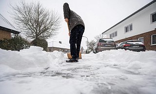 Im Winter müssen Grundstückseigentümer angrenzende Gehwege freiräumen. - imago images/Kirchner-Media Im Winter müssen Grundstückseigentümer angrenzende Gehwege freiräumen. - imago images/Kirchner-Media