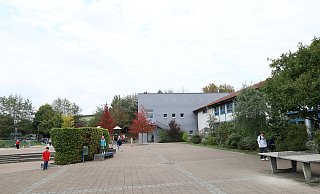 Die Johannes-Grundschule in Delbrück braucht Platz. Am ursprünglichen Komplex (r.) steht seit sechs Jahren ein Anbau (Mitte), an den jetzt ein neuer Erweiterungsbau angedockt wird. - Regina Brucksch Die Johannes-Grundschule in Delbrück braucht Platz. Am ursprünglichen Komplex (r.) steht seit sechs Jahren ein Anbau (Mitte), an den jetzt ein neuer Erweiterungsbau angedockt wird. - Regina Brucksch