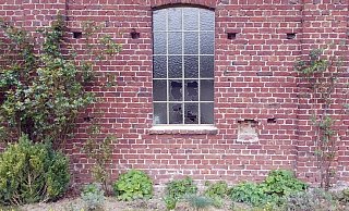 An dem Fenster an der Ostseite des Ziegelbaus wurden vier Glaselemente zertrümmert. - Polizei An dem Fenster an der Ostseite des Ziegelbaus wurden vier Glaselemente zertrümmert. - Polizei