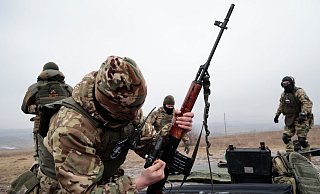 Soldaten der russischen Armee üben auf einem Truppenübungsplatz im Gebiet Donezk. - Alexei Alexandrov/AP/dpa Soldaten der russischen Armee üben auf einem Truppenübungsplatz im Gebiet Donezk. - Alexei Alexandrov/AP/dpa