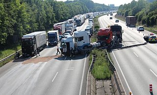 Der mit Zugmaschinen beladene Lkw hat die Leitplanke durchbrochen. - Gisela Schwarze Der mit Zugmaschinen beladene Lkw hat die Leitplanke durchbrochen. - Gisela Schwarze