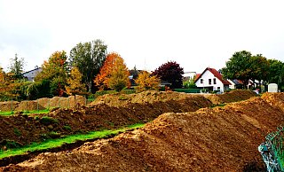 Für die Suchschnitte an der Hermann-Löns-Straße hat der LWL eine Fachfirma beauftragt. - Michael Grundmeier Für die Suchschnitte an der Hermann-Löns-Straße hat der LWL eine Fachfirma beauftragt. - Michael Grundmeier