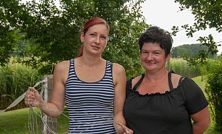 Die Pferdebesitzerin Isabelle Körtner (l.) sucht mit ihrer Bekannten Melanie Dammholtz nach Piko. Die Stute war bei Melanie Dammholtz in Lübbecke-Eikel untergestellt. - Noah Brümmelhorst Die Pferdebesitzerin Isabelle Körtner (l.) sucht mit ihrer Bekannten Melanie Dammholtz nach Piko. Die Stute war bei Melanie Dammholtz in Lübbecke-Eikel untergestellt. - Noah Brümmelhorst