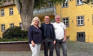 Christiane Brune-Wiemer und Frank Dobrileit (r.) von den Grünen Lübbecke mit SPD-Bürgermeisterkandidat Philipp Knappmeyer (Mitte). - Bündnis90/Die Grünen Lübbecke Christiane Brune-Wiemer und Frank Dobrileit (r.) von den Grünen Lübbecke mit SPD-Bürgermeisterkandidat Philipp Knappmeyer (Mitte). - Bündnis90/Die Grünen Lübbecke