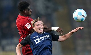 SCP-Abwehrchef Felix Götze (r.) wird es am Samstag wieder mit Kaiserslauterns Kopfballmonster Ragnar Ache zu tun bekommen. - Imago Images SCP-Abwehrchef Felix Götze (r.) wird es am Samstag wieder mit Kaiserslauterns Kopfballmonster Ragnar Ache zu tun bekommen. - Imago Images