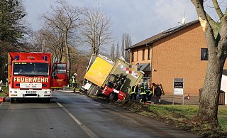 Der Sattelzug kam auf der Mindener Straße in Tonnenheide von der Fahrbahn ab und rutschte in den Graben. - Sonja Rohlfing Der Sattelzug kam auf der Mindener Straße in Tonnenheide von der Fahrbahn ab und rutschte in den Graben. - Sonja Rohlfing