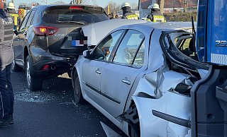 Autos aufeinandergeschoben: Der Unfall ereignete sich an der Kreuzung Bremer Straße/Gestringer Straße in Espelkamp. - Heike von Schulz Autos aufeinandergeschoben: Der Unfall ereignete sich an der Kreuzung Bremer Straße/Gestringer Straße in Espelkamp. - Heike von Schulz