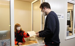 Vor dem Impfzentrum muss sich jede Person anmelden. Ohne einen Termin kann man sich nicht impfen lassen - wie hier beim Probedurchlauf. - Wiebke Wellnitz Vor dem Impfzentrum muss sich jede Person anmelden. Ohne einen Termin kann man sich nicht impfen lassen - wie hier beim Probedurchlauf. - Wiebke Wellnitz