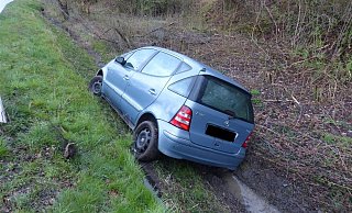 Der Mercedes geriet auf gerader Strecke auf den Grünstreifen und dann in den Graben. - Polizei Minden-Lübbecke Der Mercedes geriet auf gerader Strecke auf den Grünstreifen und dann in den Graben. - Polizei Minden-Lübbecke
