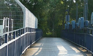 Der aus alten Holzbohlen bestehende Bodenbelag der Lippewehrbrücke ist baufällig. - Reinhard Bode Der aus alten Holzbohlen bestehende Bodenbelag der Lippewehrbrücke ist baufällig. - Reinhard Bode