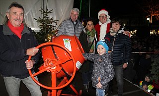 Reinhard Schumacher, Rolf-Bernd Eggersmann, Britta Hohn, Heinz Buschmann und Kerstin Kottenbrink sowie Mika waren das Verlosungsteam auf der Bühne des Espelkamper Weihnachtsmarkts. - Klaus Frensing Reinhard Schumacher, Rolf-Bernd Eggersmann, Britta Hohn, Heinz Buschmann und Kerstin Kottenbrink sowie Mika waren das Verlosungsteam auf der Bühne des Espelkamper Weihnachtsmarkts. - Klaus Frensing