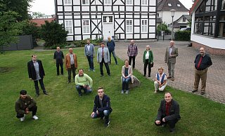 Darius Corduna (vorne v. l.), Simon Kalka, Michael Klocke, (dahinter v.l.) Hendrik Wiebeler, Kurt Kohl, Georg Hils, Jörg Lücking, Mike Lottmann, Willibald Haase, Andreas Pöhler, Bettina Echterhoff, Alexander Wiechers, Maria-Theresia Siegmund-Berger, Gabriele Jenderek, Helmut Suren und Christoph Schlingman kandidieren für die Soziale Gemeinschaft Delbrück. - Regina Brucksch Darius Corduna (vorne v. l.), Simon Kalka, Michael Klocke, (dahinter v.l.) Hendrik Wiebeler, Kurt Kohl, Georg Hils, Jörg Lücking, Mike Lottmann, Willibald Haase, Andreas Pöhler, Bettina Echterhoff, Alexander Wiechers, Maria-Theresia Siegmund-Berger, Gabriele Jenderek, Helmut Suren und Christoph Schlingman kandidieren für die Soziale Gemeinschaft Delbrück. - Regina Brucksch