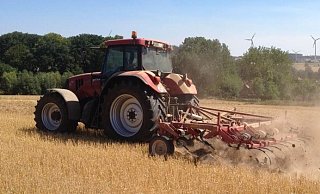 Hier staubt es gewaltig: Die Stoppelbearbeitung bei Dürre ist für Landwirte eine herausfordernde Sache. - Jobst Lüdeking Hier staubt es gewaltig: Die Stoppelbearbeitung bei Dürre ist für Landwirte eine herausfordernde Sache. - Jobst Lüdeking