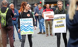 Fakten statt Panik-Mache, ein Ende der Virokratie oder des "Spahn-Sinns" fordern Demonstranten auf dem Jahnplatz in Bielefeld. - Sarah Jonek Fakten statt Panik-Mache, ein Ende der Virokratie oder des "Spahn-Sinns" fordern Demonstranten auf dem Jahnplatz in Bielefeld. - Sarah Jonek
