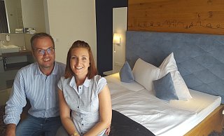 Junior-Chef Ingo Seidensticker und seine Lebensgefährtin Sabrina Wierzgon in einem der frisch renovierten Hotelzimmer, die mit allerhand feinen Details ausgestattet sind. - Madita Schellenberg Junior-Chef Ingo Seidensticker und seine Lebensgefährtin Sabrina Wierzgon in einem der frisch renovierten Hotelzimmer, die mit allerhand feinen Details ausgestattet sind. - Madita Schellenberg