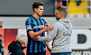Tobias Müller klatscht nach seiner verletzungsbedingten Auswechslung mit seinem Trainer Lukas Kwasniok ab. - Besim Mazhiqi Tobias Müller klatscht nach seiner verletzungsbedingten Auswechslung mit seinem Trainer Lukas Kwasniok ab. - Besim Mazhiqi