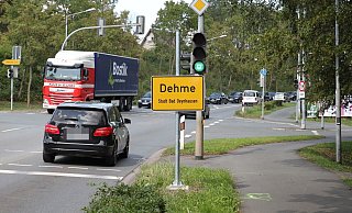 Das Ergebnis eines Missverständnisses: Erst verdeckte das Ortseingangsschild die Ampel. Dann hing es so tief, dass sich Vorbeifahrende schon fast bücken müssen. - Nicole Bliesener Das Ergebnis eines Missverständnisses: Erst verdeckte das Ortseingangsschild die Ampel. Dann hing es so tief, dass sich Vorbeifahrende schon fast bücken müssen. - Nicole Bliesener