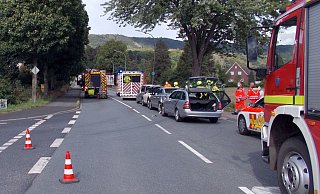 Der Fahrer eines Mercedes Kombi war auf drei wartende Fahrzeuge aufgefahren. - Polizei Minden-Lübbecke Der Fahrer eines Mercedes Kombi war auf drei wartende Fahrzeuge aufgefahren. - Polizei Minden-Lübbecke
