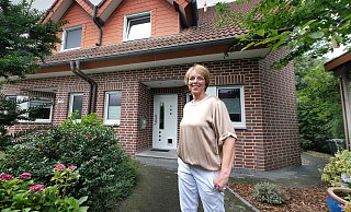 Simone Bille lebt seit mehr als 20 Jahren gemeinsam mit ihrem Mann Bernd in einer Doppelhaushälfte in Halle im Kreis Gütersloh. Das Grundstück umfasst etwa 277 Quadratmeter, wobei der Vorgarten fast größer ist als der Garten hinterm Haus. - Andreas Frücht Simone Bille lebt seit mehr als 20 Jahren gemeinsam mit ihrem Mann Bernd in einer Doppelhaushälfte in Halle im Kreis Gütersloh. Das Grundstück umfasst etwa 277 Quadratmeter, wobei der Vorgarten fast größer ist als der Garten hinterm Haus. - Andreas Frücht