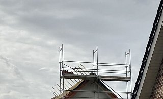 Eingerütstet: Ein Mehrfamilienhaus am Altensenner Weg. Auf beiden seiten des Daches hatte der Tornado schwere Schäden angerichtet. - Jobst Lüdeking Eingerütstet: Ein Mehrfamilienhaus am Altensenner Weg. Auf beiden seiten des Daches hatte der Tornado schwere Schäden angerichtet. - Jobst Lüdeking
