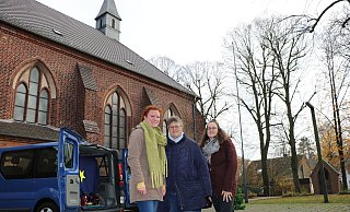 Bringen die Weihnachtsbotschaft an Heiligabend zu den Menschen in Gütersloh: Eva-Maria Dierkes, Silke Kosfeld und Esther Kampel. - Anja Hustert Bringen die Weihnachtsbotschaft an Heiligabend zu den Menschen in Gütersloh: Eva-Maria Dierkes, Silke Kosfeld und Esther Kampel. - Anja Hustert