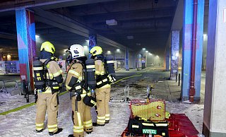 Nachdem der Brand gelöscht ist, müssen die Bereiche der ehemaligen Zentralstation mit Hilfe der Lüftung der Tiefgarage und feuerwehreigenen Lüftern entraucht werden. - Ralph Meyer Nachdem der Brand gelöscht ist, müssen die Bereiche der ehemaligen Zentralstation mit Hilfe der Lüftung der Tiefgarage und feuerwehreigenen Lüftern entraucht werden. - Ralph Meyer