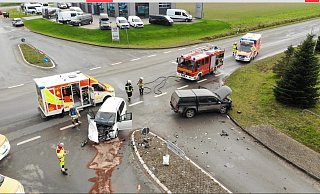 Die Einsatzkräfte bei der Arbeit am Unfallort. - Feuerwehr Steinheim Die Einsatzkräfte bei der Arbeit am Unfallort. - Feuerwehr Steinheim