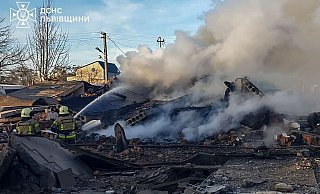 Feuerwehrleute löschen einen Brand in Lwiw nach einem russischen Raketenangriff. - Uncredited/Ukrainian Emergency Service via AP/dpa Feuerwehrleute löschen einen Brand in Lwiw nach einem russischen Raketenangriff. - Uncredited/Ukrainian Emergency Service via AP/dpa