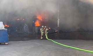 Bei den Löscharbeiten wurde ein Feuerwehrmann leicht verletzt. - Ralph Meyer Bei den Löscharbeiten wurde ein Feuerwehrmann leicht verletzt. - Ralph Meyer