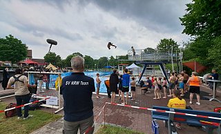 Groß ist das Medieninteresse an dem Sprung-Spektakel zur Rettung des Drei-Meter-Turms im Freibad Wiedenbrück im Kreis Gütersloh - Marion Pokorra Groß ist das Medieninteresse an dem Sprung-Spektakel zur Rettung des Drei-Meter-Turms im Freibad Wiedenbrück im Kreis Gütersloh - Marion Pokorra