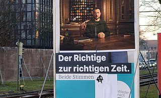 Friedrich Merz ist auf diesem Plakat der CDU am Adenauerplatz mit einem Bild des ukrainischen Präsidenten überklebt worden. - K. Wenzel Friedrich Merz ist auf diesem Plakat der CDU am Adenauerplatz mit einem Bild des ukrainischen Präsidenten überklebt worden. - K. Wenzel