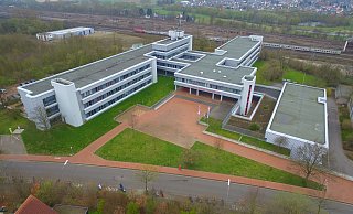 Das August-Griese-Berufskolleg steckt voller PCB und muss deshalb neu gebaut werden. Der Kreis hat die bisherigen Pläne jetzt überarbeitet - mit weitreichenden Folgen. - Jens Reddeker Das August-Griese-Berufskolleg steckt voller PCB und muss deshalb neu gebaut werden. Der Kreis hat die bisherigen Pläne jetzt überarbeitet - mit weitreichenden Folgen. - Jens Reddeker
