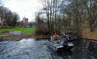 Vebiro-Mitarbeiter Kristian Rolle bedient den Schwimmbagger auf dem Baderbachteich in Stieghorst. - Eike J. Horstmann Vebiro-Mitarbeiter Kristian Rolle bedient den Schwimmbagger auf dem Baderbachteich in Stieghorst. - Eike J. Horstmann
