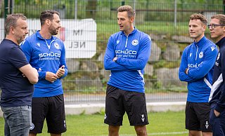 Oliver Döking (M.) steht seit Sommer 2023 in Diensten des DSC Arminia Bielefeld. Hier unterhält er sich während des Trainingslagers 2024 in Kiens mit (v.l.) Finanzchef Christoph Wortmann, Chefcoach Mitch Kniat, Co-Trainer Janik Steringer und Sportchef Michael Mutzel. - Oliver Krato Oliver Döking (M.) steht seit Sommer 2023 in Diensten des DSC Arminia Bielefeld. Hier unterhält er sich während des Trainingslagers 2024 in Kiens mit (v.l.) Finanzchef Christoph Wortmann, Chefcoach Mitch Kniat, Co-Trainer Janik Steringer und Sportchef Michael Mutzel. - Oliver Krato