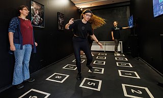 Josephine, Anna und Lena hüpfen bei "Heaven and Hell" über die Zahlenfelder. - Oliver Krato Josephine, Anna und Lena hüpfen bei "Heaven and Hell" über die Zahlenfelder. - Oliver Krato