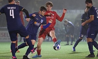 Die Queller Jan Hardieck (Nr. 4) und Djalma Ricardo Abal Calvo bedrängen Theesens Gabriel Jazdzewski (rotes Trikot). - Oliver Krato Die Queller Jan Hardieck (Nr. 4) und Djalma Ricardo Abal Calvo bedrängen Theesens Gabriel Jazdzewski (rotes Trikot). - Oliver Krato