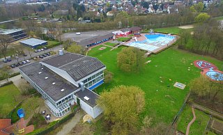 Sowohl das Hallenbad als auch das benachbarte Freibad sind laut einem gerade vorgestellten Gutachten in einem miserablen Zustand. Selbst eine Sanierung kann da offenbar nicht mehr helfen. - Jens Reddeker Sowohl das Hallenbad als auch das benachbarte Freibad sind laut einem gerade vorgestellten Gutachten in einem miserablen Zustand. Selbst eine Sanierung kann da offenbar nicht mehr helfen. - Jens Reddeker