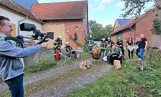 Beste Stimmung und Klamauk beim Videodreh: Der Spielmannszug, die Feuerwehr und der Metal Bus teilen sich eine Szene im Musikvideo und mimen eine illustre Runde am Lagerfeuer. Daniel Winkler filmt. - Madita Schellenberg Beste Stimmung und Klamauk beim Videodreh: Der Spielmannszug, die Feuerwehr und der Metal Bus teilen sich eine Szene im Musikvideo und mimen eine illustre Runde am Lagerfeuer. Daniel Winkler filmt. - Madita Schellenberg