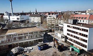 Hagedorn reißt die Gebäude auf dem Gütersloher Postareal ab. Am Donnerstag wurde der Verwaltungstrakt (r.) geflutet, um die Staubentwicklung zu mindern. - Andreas Frücht Hagedorn reißt die Gebäude auf dem Gütersloher Postareal ab. Am Donnerstag wurde der Verwaltungstrakt (r.) geflutet, um die Staubentwicklung zu mindern. - Andreas Frücht