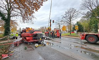 Wegen der umgekippten Feldspritze war die Schlossstraße in Höhe der Oelder Straße bis in den Nachmittag gesperrt. - Marion Pokorra Wegen der umgekippten Feldspritze war die Schlossstraße in Höhe der Oelder Straße bis in den Nachmittag gesperrt. - Marion Pokorra