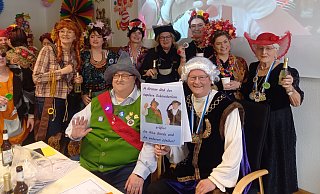 Märchensammler Grimm und sein tapferes Schneiderlin begrüßen die närrischen Weiber im Beverunger Rathaus. - Torsten Wegener Märchensammler Grimm und sein tapferes Schneiderlin begrüßen die närrischen Weiber im Beverunger Rathaus. - Torsten Wegener