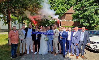Fußballverrückte Familie und Freunde stellen sich nach der Trauung von Kristin und René Prehn zum Foto auf – sie können nicht nur die frisch Vermählten feiern, sondern auch den ebenso frischen Aufstieg des DSC Arminia. - Oliver Prehn Fußballverrückte Familie und Freunde stellen sich nach der Trauung von Kristin und René Prehn zum Foto auf – sie können nicht nur die frisch Vermählten feiern, sondern auch den ebenso frischen Aufstieg des DSC Arminia. - Oliver Prehn