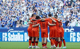 Die Spieler des SC Paderborn schwören sich vor dem Spiel gegen Schalke 04 ein. - picture alliance / Foto Huebner Die Spieler des SC Paderborn schwören sich vor dem Spiel gegen Schalke 04 ein. - picture alliance / Foto Huebner