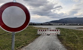 Abgesperrt mit Durchfahrt-verboten-Schild und Absperrung: Die Zufahrt zum ehemaligen temporären LGS-Parkplatz an der Kreisstraße bei Corvey. - Simone Flörke Abgesperrt mit Durchfahrt-verboten-Schild und Absperrung: Die Zufahrt zum ehemaligen temporären LGS-Parkplatz an der Kreisstraße bei Corvey. - Simone Flörke